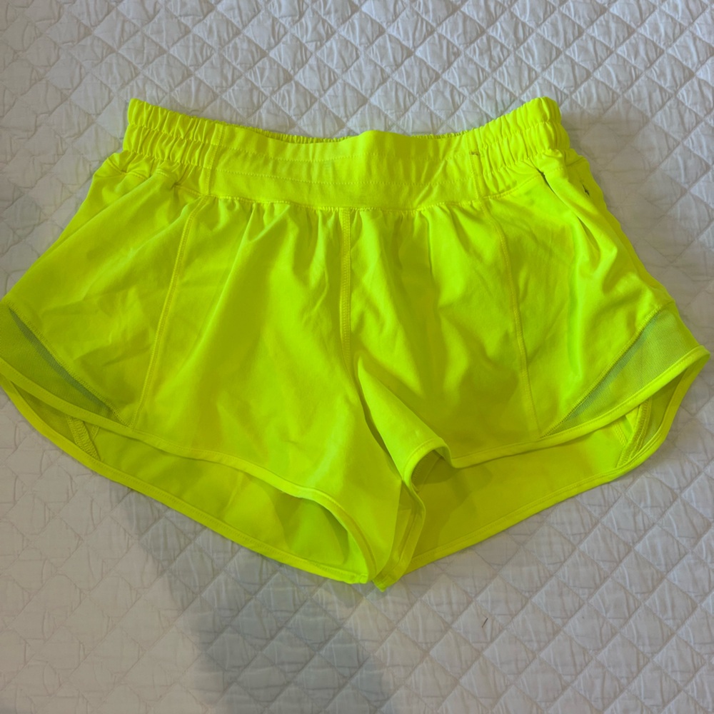 Lululemon Highlight Yellow Hotty Hot Shorts (Size 6, Reg, 2.5 inch)